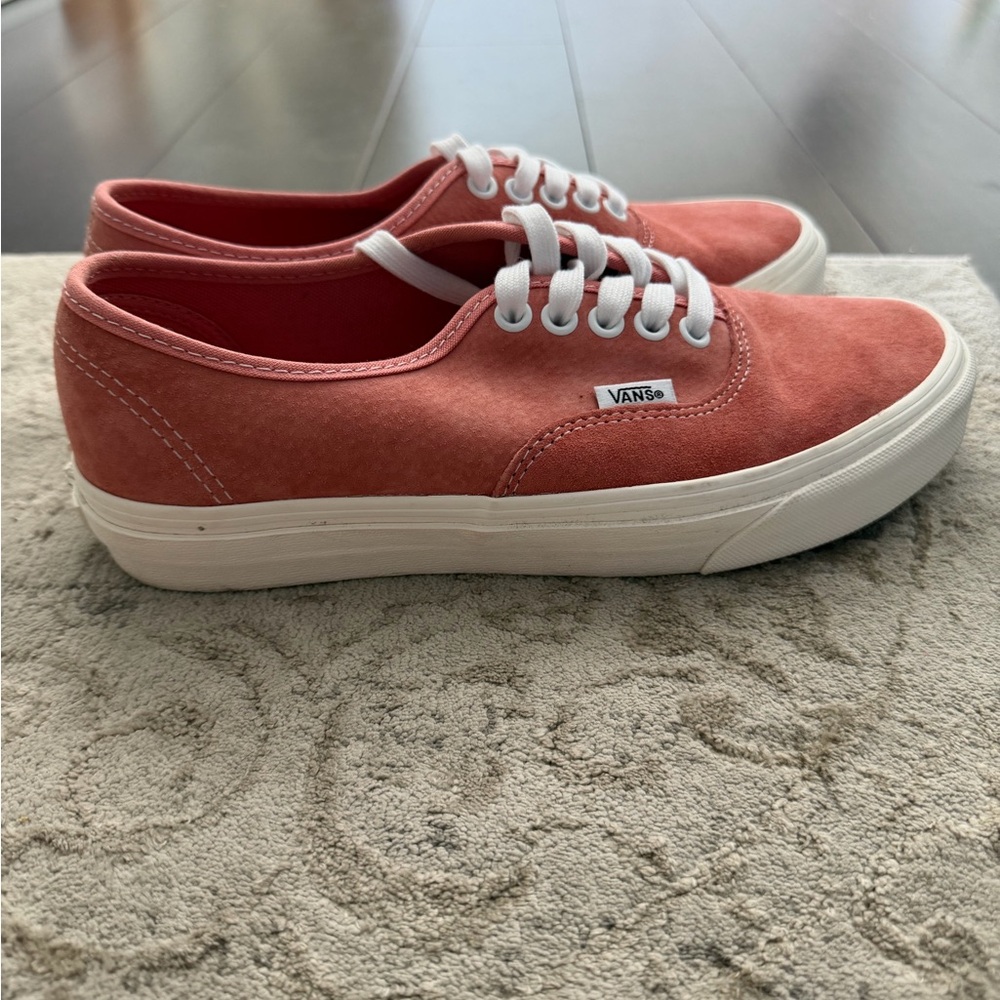 Vans Low Top Sneakers in Rose Suede with White Soles